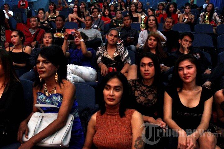 &#91;FOTO&#93; Sepenggal Cerita Di Kontes Puteri Waria Indonesia