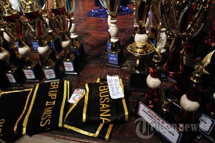 &#91;FOTO&#93; Sepenggal Cerita Di Kontes Puteri Waria Indonesia