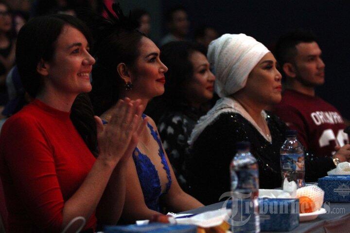 &#91;FOTO&#93; Sepenggal Cerita Di Kontes Puteri Waria Indonesia