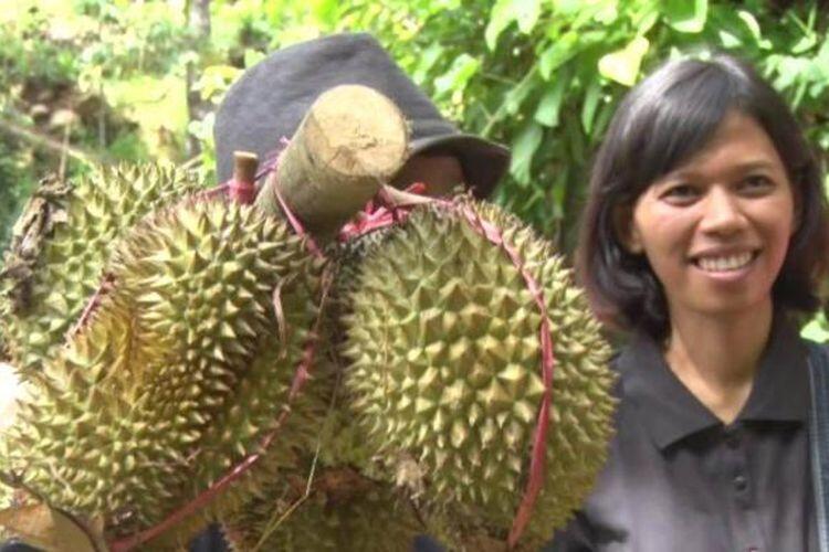 Di 4 Lokasi Ini Anda Bisa Langsung Makan Durian dari Pohonnya!
