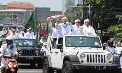 Warga Jalan Kaki, FPI Naik Mobil di Aksi 212