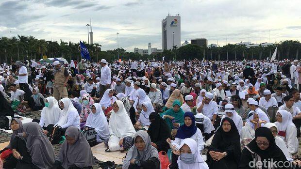 Massa 212 Putihkan Monas