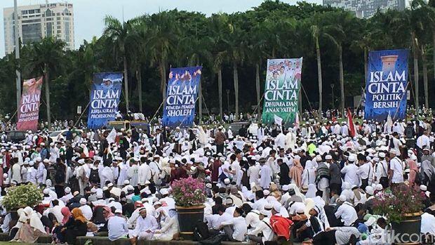 Massa 212 Putihkan Monas