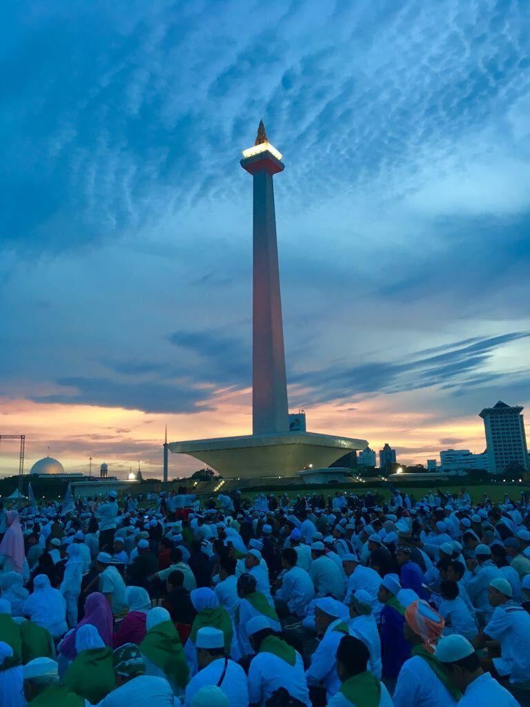 Massa 212 Putihkan Monas