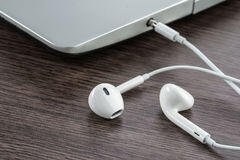 Hal Menyebalkan Ketika Memakai Earphone (True Banget Gan!)