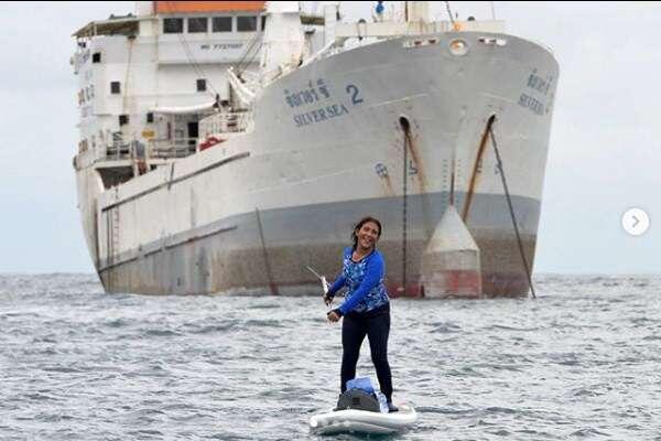 Susi &quot;Paddling&quot; di Depan Kapal Tangkapan, Netizen: Tenggelamkan