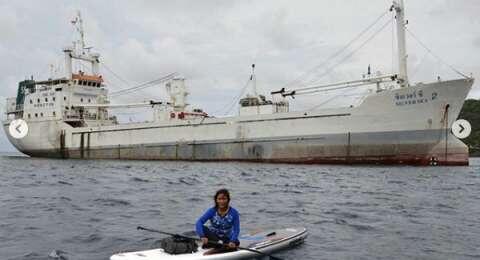 Susi &quot;Paddling&quot; di Depan Kapal Tangkapan, Netizen: Tenggelamkan