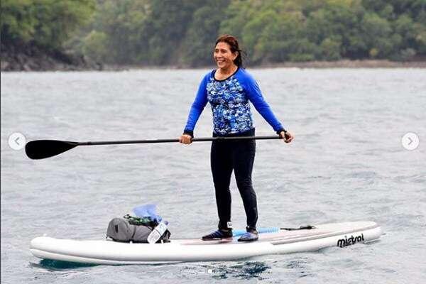 Susi &quot;Paddling&quot; di Depan Kapal Tangkapan, Netizen: Tenggelamkan