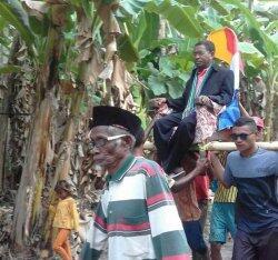 VIRAL: Seorang Pendeta Ditandu Umat Muslim, Mungkin Hanya Terjadi di Alor NTT