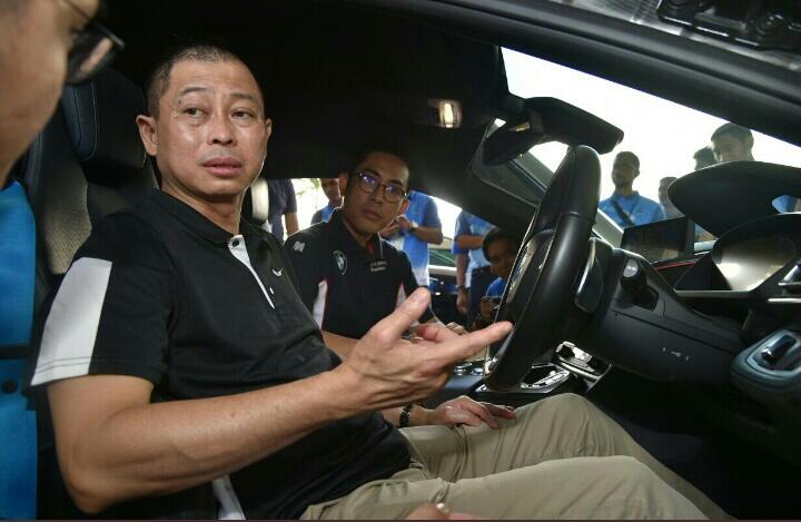 Ketika Jonan Naiki Mobil Listrik Pabrikan BMW