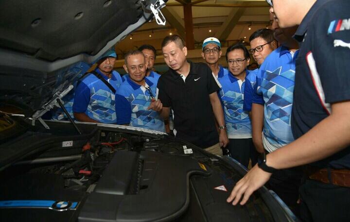 Ketika Jonan Naiki Mobil Listrik Pabrikan BMW