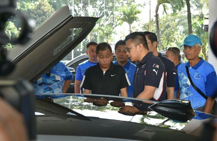 Ketika Jonan Naiki Mobil Listrik Pabrikan BMW