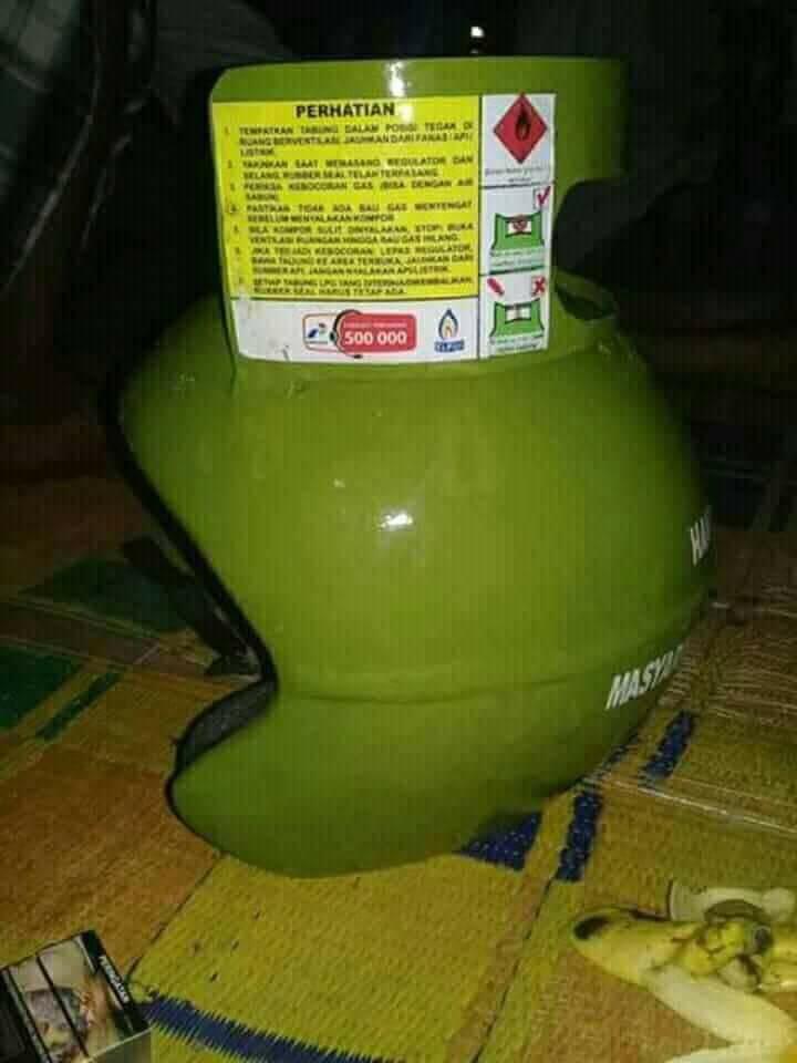 Tabung gas LPG 3 kg ini diubah jadi helm, kocak parah KASKUS