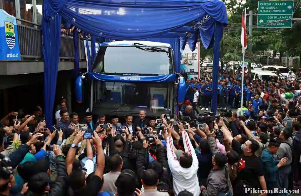 Ketika Presiden Jokowi Naik Bus Persib