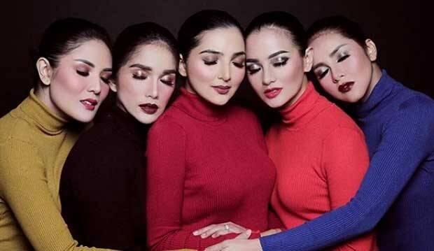 Pose Seleb Mom Trending, Begini 5 Pose Kocak Ibu-ibu Zaman Now