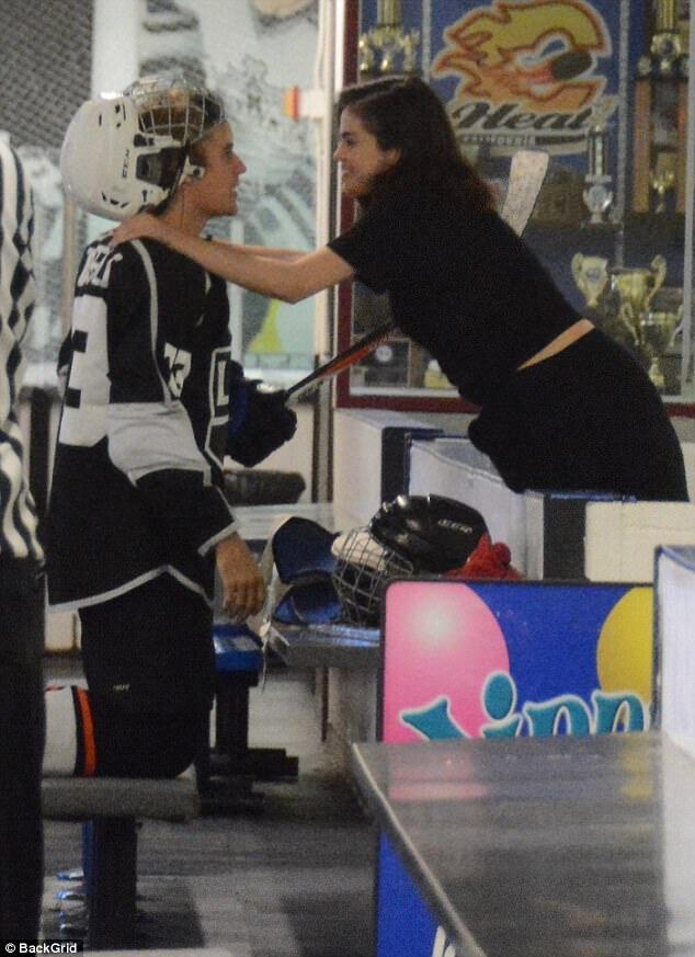 Akhirnya, Selena Gomez Terang-terangan Cium Justin Bieber di Depan Umum