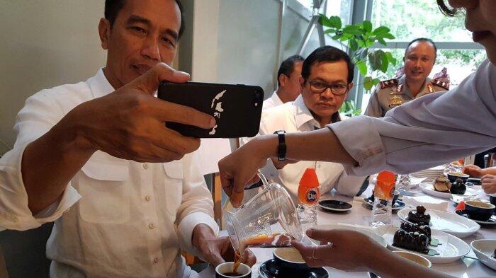 Casing HP Presiden Jokowi Saat Selfie Ngopi Bareng Menteri Tuai Sorotan Netizen