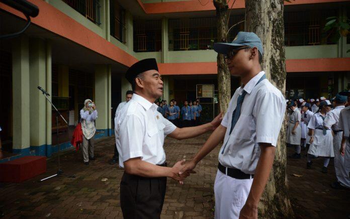 Ketika Mendikbud Menegur Siswa yang Merokok di Jalan