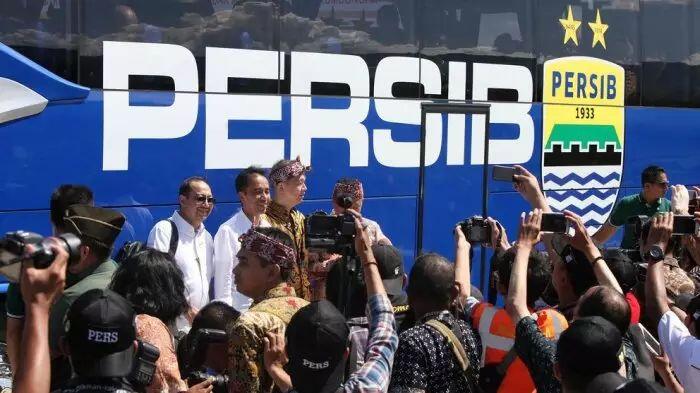 Ketika Presiden Jokowi Naik Bus Persib