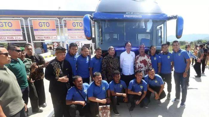 Ketika Presiden Jokowi Naik Bus Persib