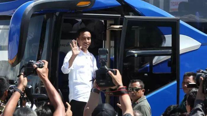 Ketika Presiden Jokowi Naik Bus Persib