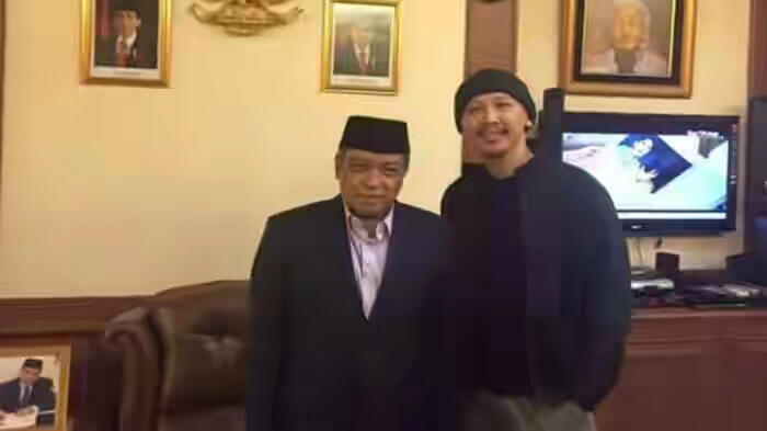 Pernah Foto Bareng KH Said Aqil Sirad, Benarkah Abu Janda Warga Nahdliyin? Ini Penjel