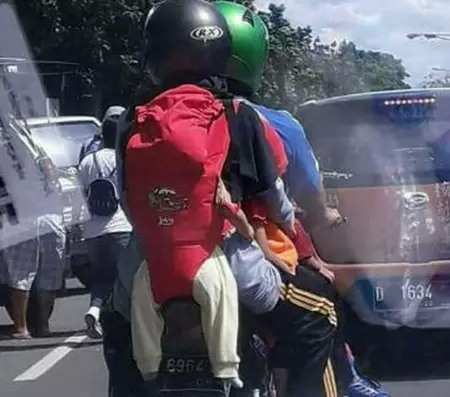 3 Hal Berbahaya Yang Dilakukan Wanita Bila Berada Di Jalan