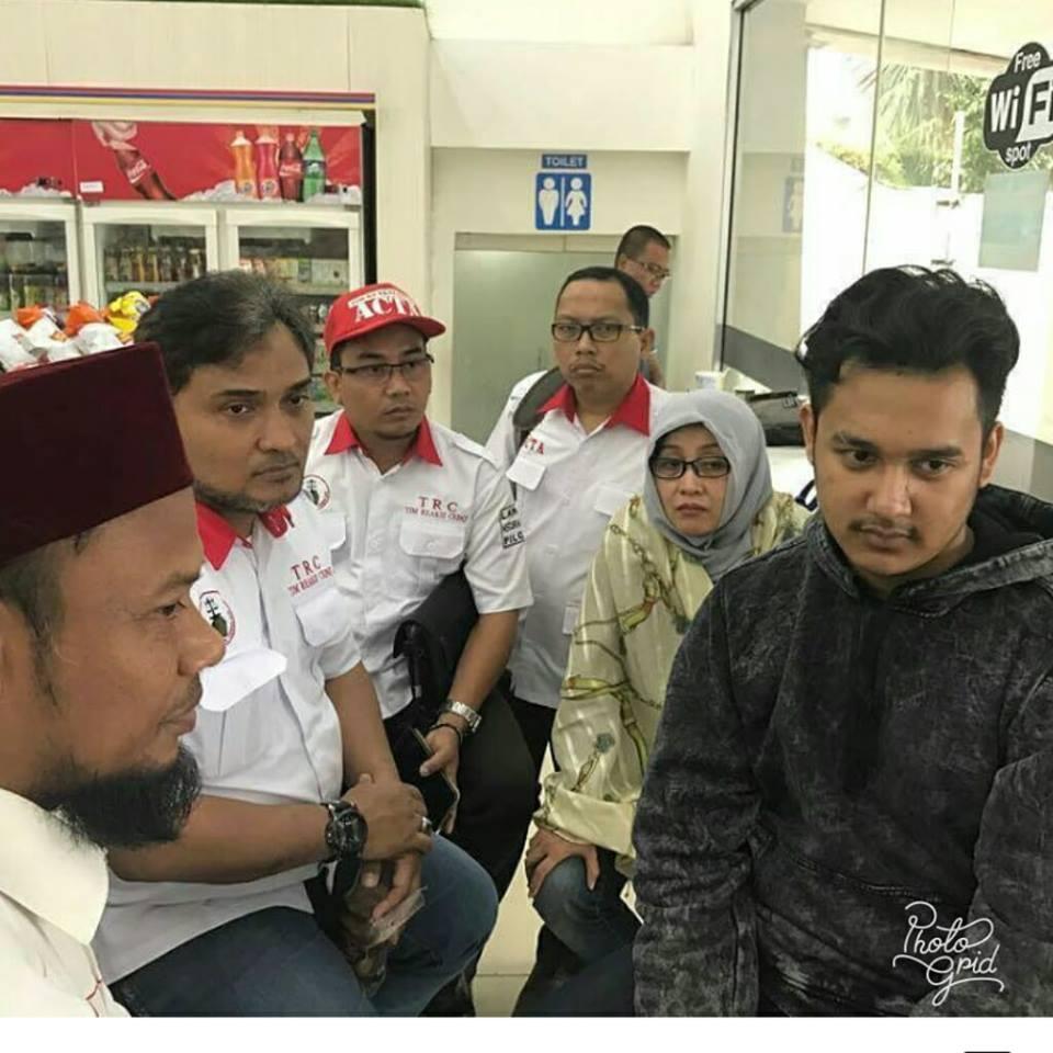 Pemuda yang Menyebut Reuni 212 &quot;Pocong-pocong Sialan&quot; Menyerahkan Diri Bersama Ibunya