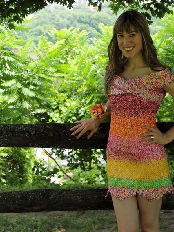 Kreatif, Wanita Ini Ubah 10.000 Bungkus Permen Jadi Gaun Cantik