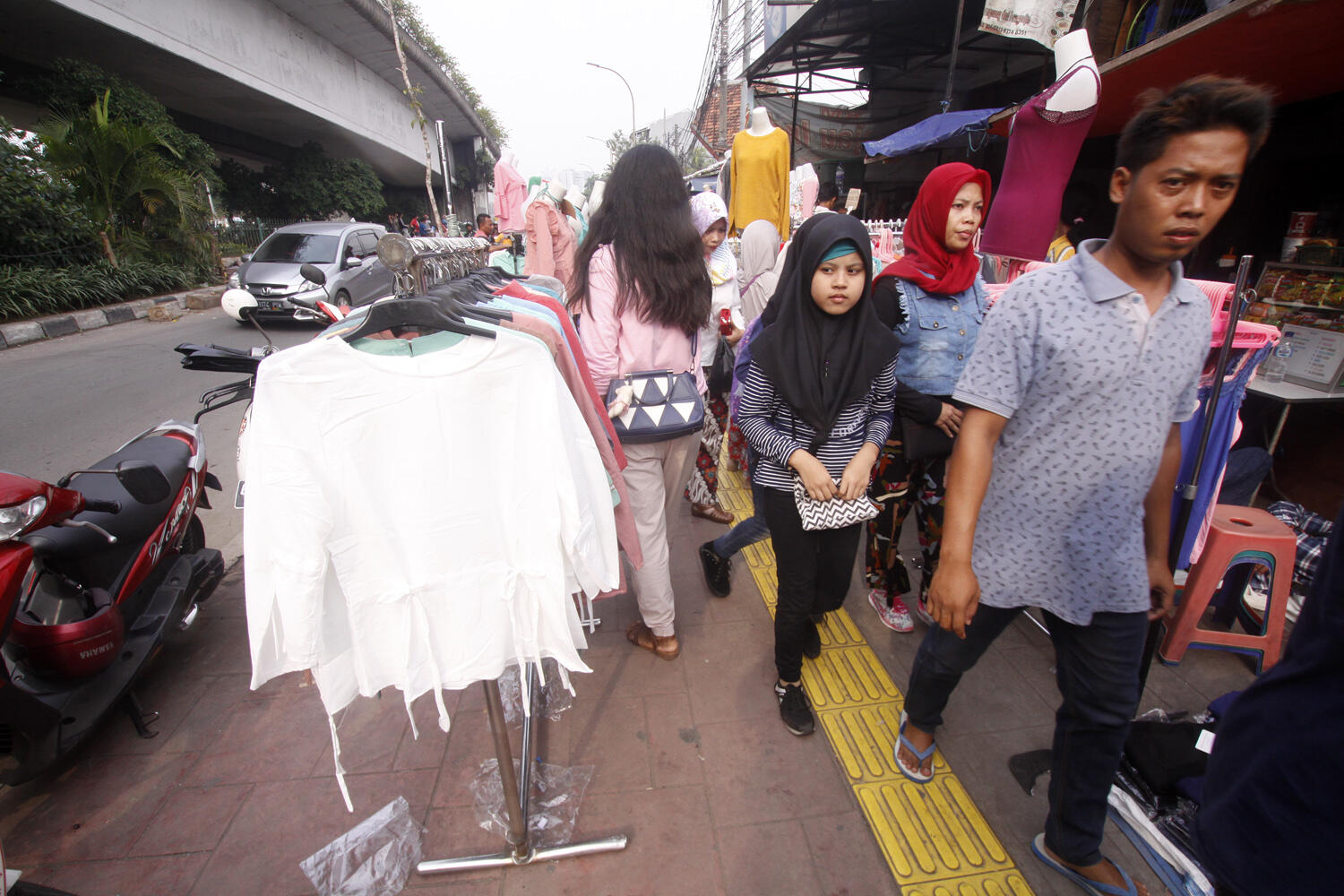 Pemprov DKI Izinkan PKL Dagang di Trotoar