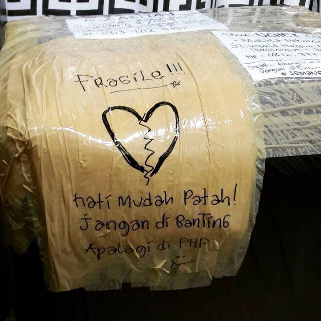 8 Pesan Lucu di Paketan Ini Bikin Ketawa Kurir Yang Mau Ngirim