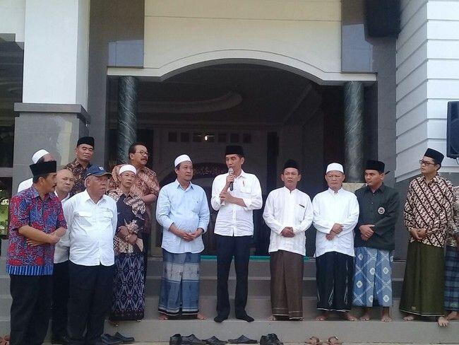 Lewat Puisi, Santri di Pacitan Sebut Jokowi 'Khalifah Kami'