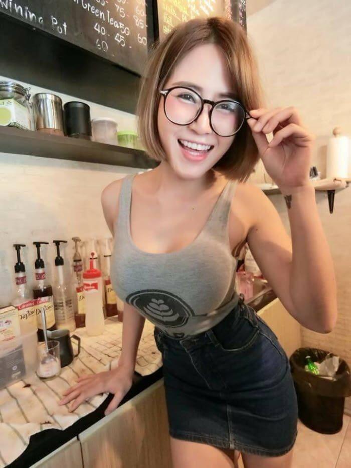 Coffee Shop Ini Berhasil Bikin Pelanggan Pria Betah , NICE TRIK !!!