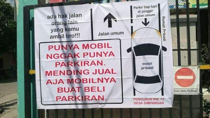 Spanduk Sindiran Tetangga yang Parkir di Jalan Jadi Fokus Netizen