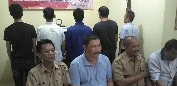 Dikejar warga, Lima Cina selundupan sembunyi di dalam Sawah
