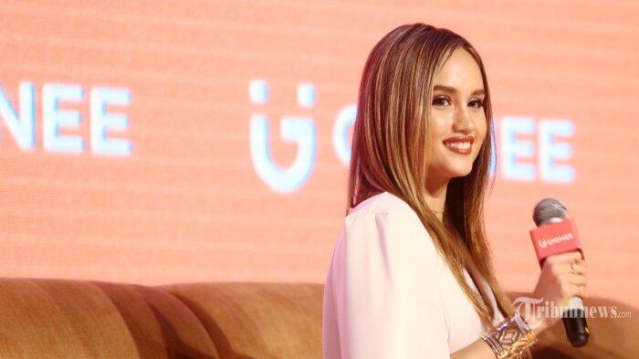 Syok Dengar Kabar Bahagia Raditya Dika, Cinta Laura: Anak Kecil Kok Bertunangan