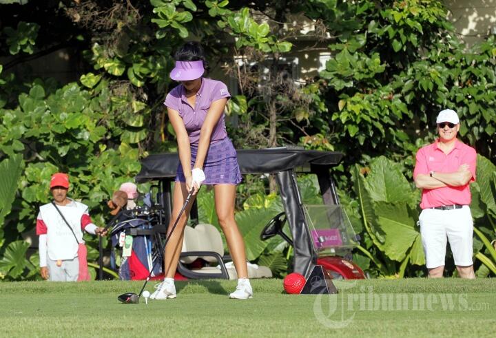 Yuk Intip Gaya Seksi Farah Quinn Saat Bermain Golf di Atas Lapangan