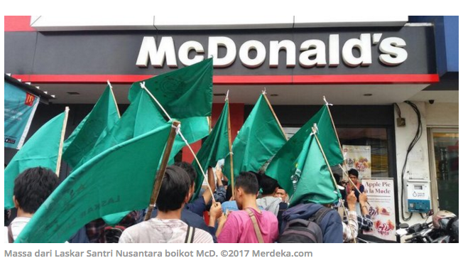 Massa di Ciputat boikot &amp; lempari McDonald's dengan telur busuk