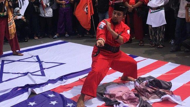 Demo Kedubes AS, Jawara Aksi Pencak Silat hingga Bakar Foto Trump