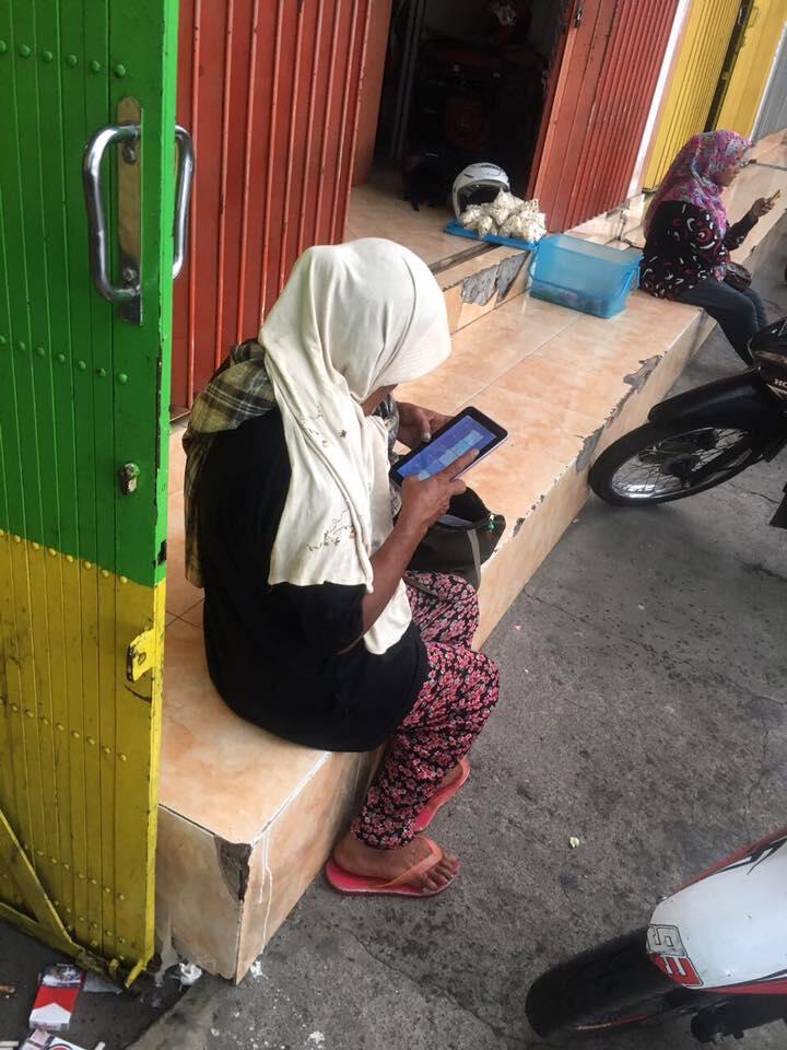 Mengemis di Terminal, Benda yang di Pegang Pengemis Ini Jadi Viral