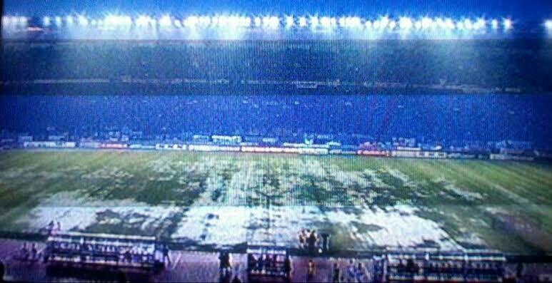 Cara Menyingkirkan Salju Dan Genangan Air Di Lapangan Sepakbola