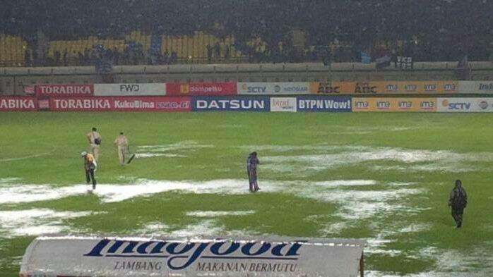 Cara Menyingkirkan Salju Dan Genangan Air Di Lapangan Sepakbola