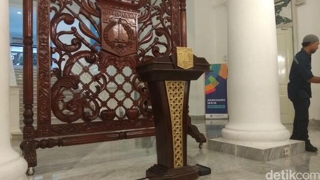 Ini Mimbar untuk Anies-Sandi yang Mendadak Muncul di Balai Kota