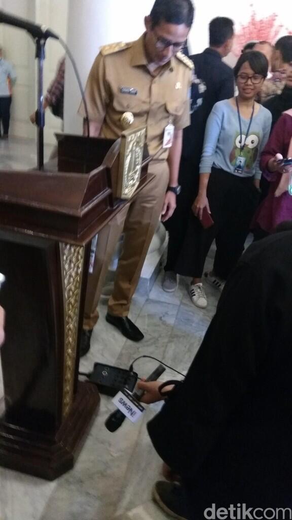 Ini Mimbar untuk Anies-Sandi yang Mendadak Muncul di Balai Kota