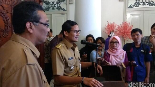 Ini Mimbar untuk Anies-Sandi yang Mendadak Muncul di Balai Kota