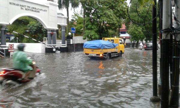 Hujan Badai Siang Ini, Jakarta Dipenuhi Banjir Di Sejumlah Titik