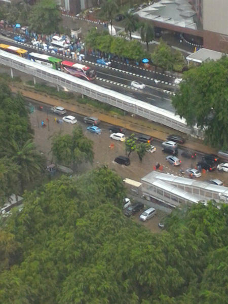 Hujan Badai Siang Ini, Jakarta Dipenuhi Banjir Di Sejumlah Titik