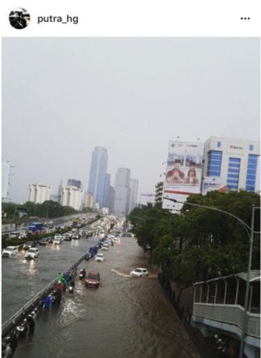 Banjir melanda, separuh kota Jakarta lumpuh