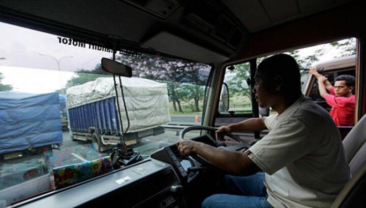  Kisah Pak Arif, Sang Supir Truk yang Menginspirasi TS 