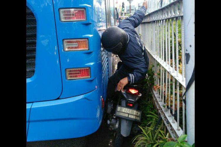 Nekat Terobos "Busway", Pengendara Motor Ini Terjepit Transjakarta